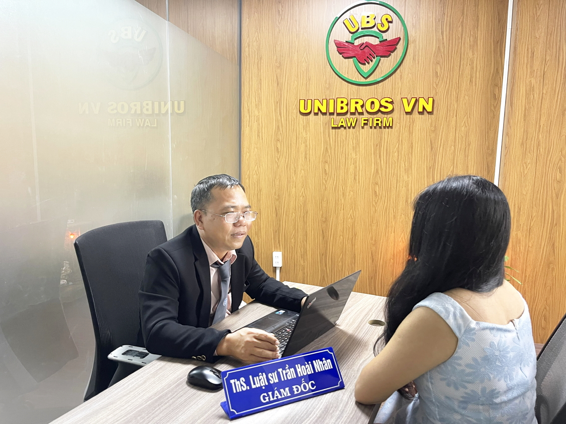 Luật sư Trần Hoài Nhân tư vấn luật cho một thân chủ tìm hiểu thủ tục nhận nhà từ mẹ trong khi ba chị mất tích đã lâu  - ẢNH: PHƯỚC THỦY