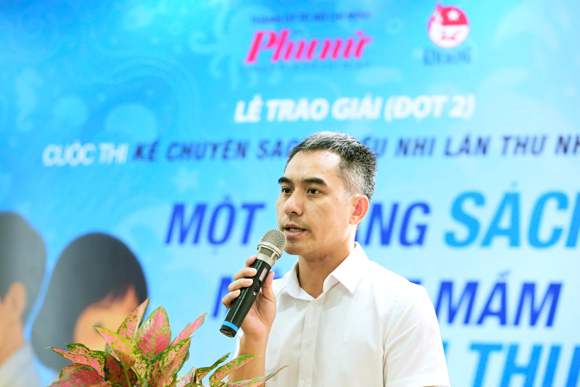 Nhà văn Văn Thành Lê - Giám đốc chi nhánh Nhà xuất bản Kim Đồng tại TPHCM - ẢNH: PHƯƠNG NHÃ