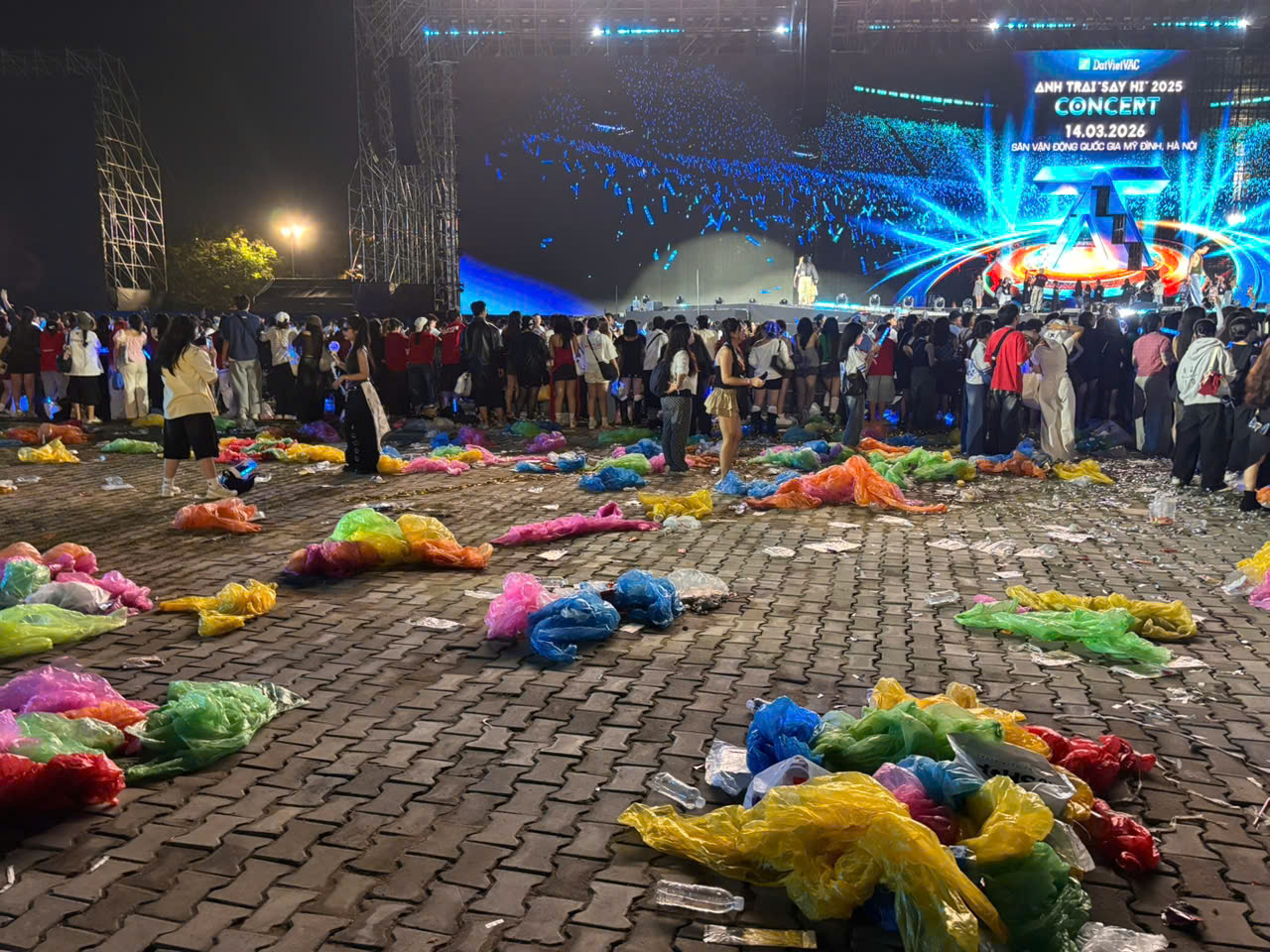 'Anh trai say hi' kết thúc, bạn trẻ ra về sao quên rác dưới chân mình? Bãi rác ngay phía trước sân khấu sau đêm diễn
