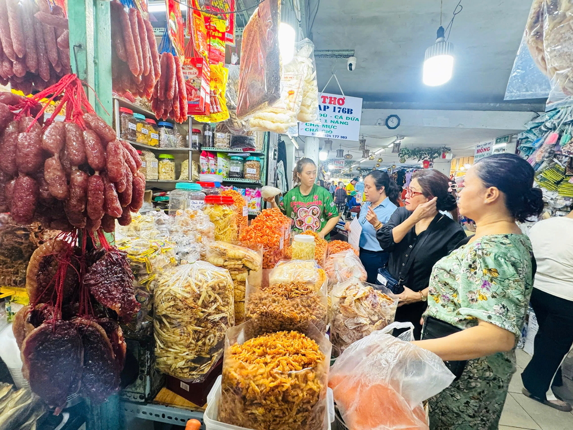 Gần ngày 1/1/2026, tiểu thương chợ Nguyễn Tri Phương, TPHCM vẫn bối rối với cách tính thuế mới