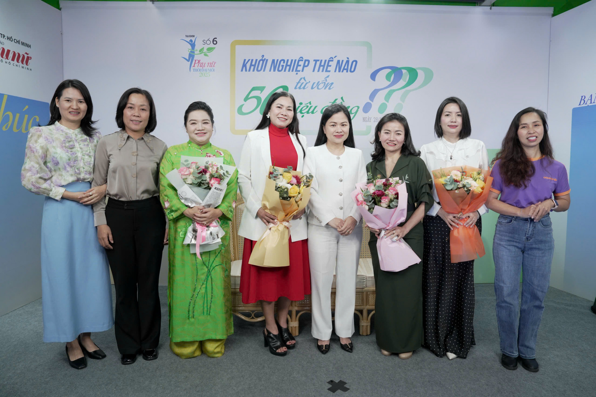 Bà Phạm Thị Vân Anh - Phó tổng biên tập Báo Phụ nữ TPHCM (thứ 