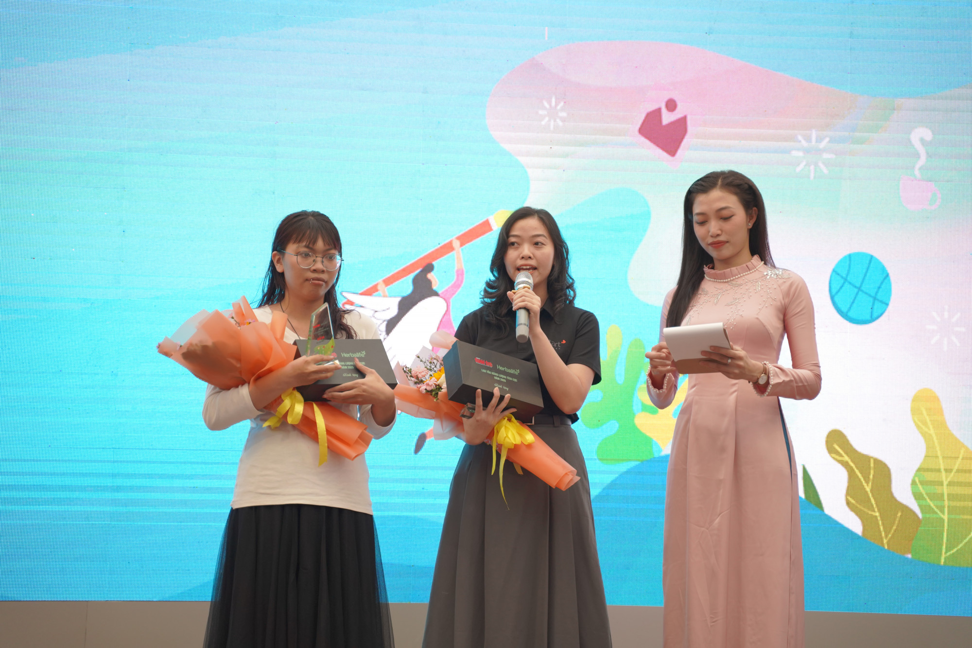 Chị Thái Hiền (đại diện Lifestart Foundation - đứng giữa) nhận giải Nhì và tác giả Như Ý (bìa traisi) nhận giải Ba - Ảnh: BTC