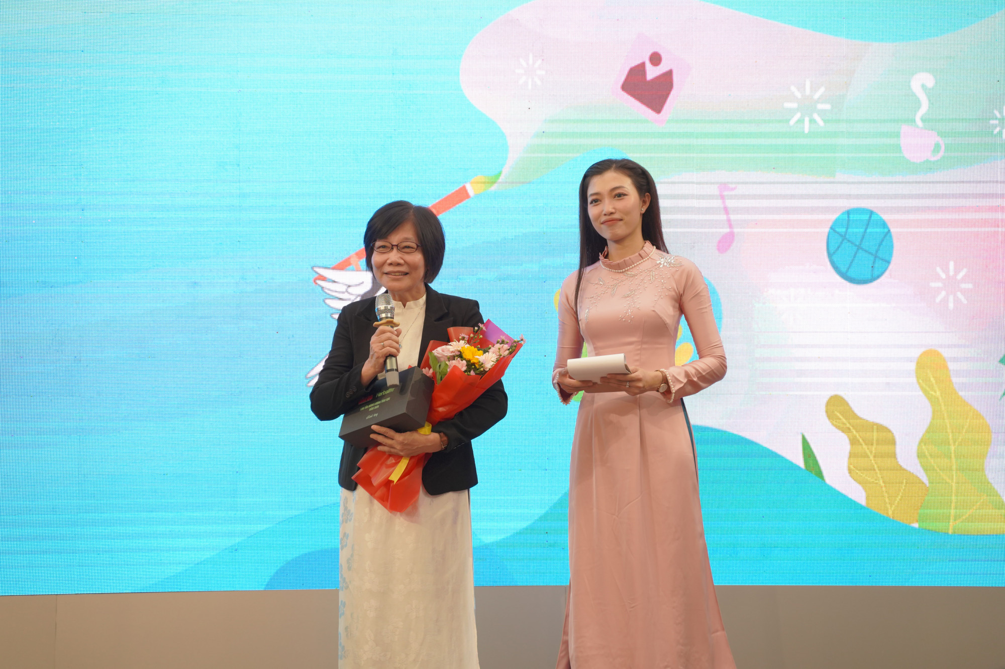 TS.BS Dư Thị Ngọc Thu - Trưởng Đơn vị điều phối ghép các bộ phận cơ thể người - Bệnh viện Chợ Rẫy nhận giải Sứ giả của yêu thương - Ảnh: BTC