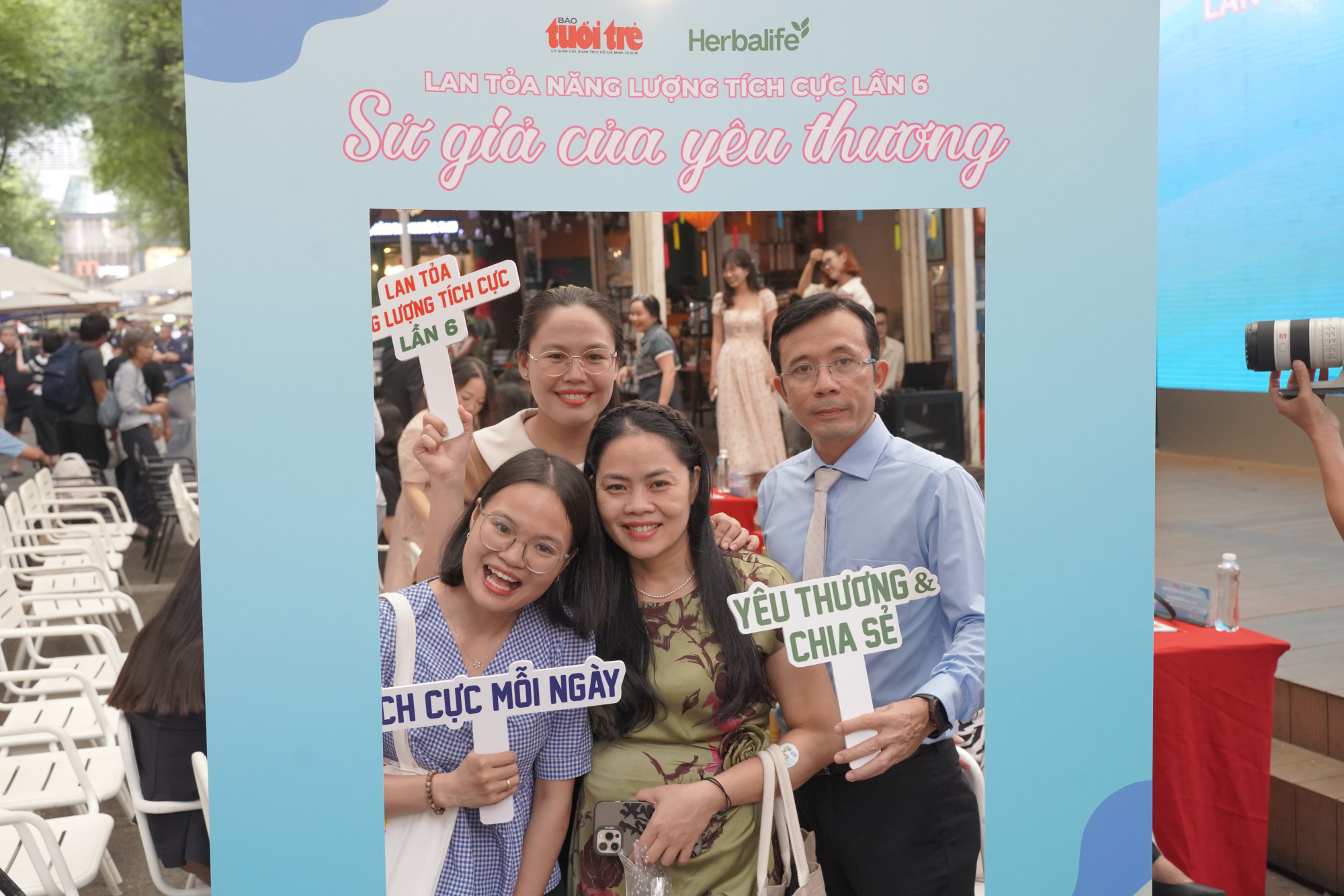 Nhà báo Trần Xuân Toàn - Phó tổng biên tập báo Tuổi Trẻ (bìa phải) chụp ảnh cùng các tác giả đoạt giải - Ảnh: BTC