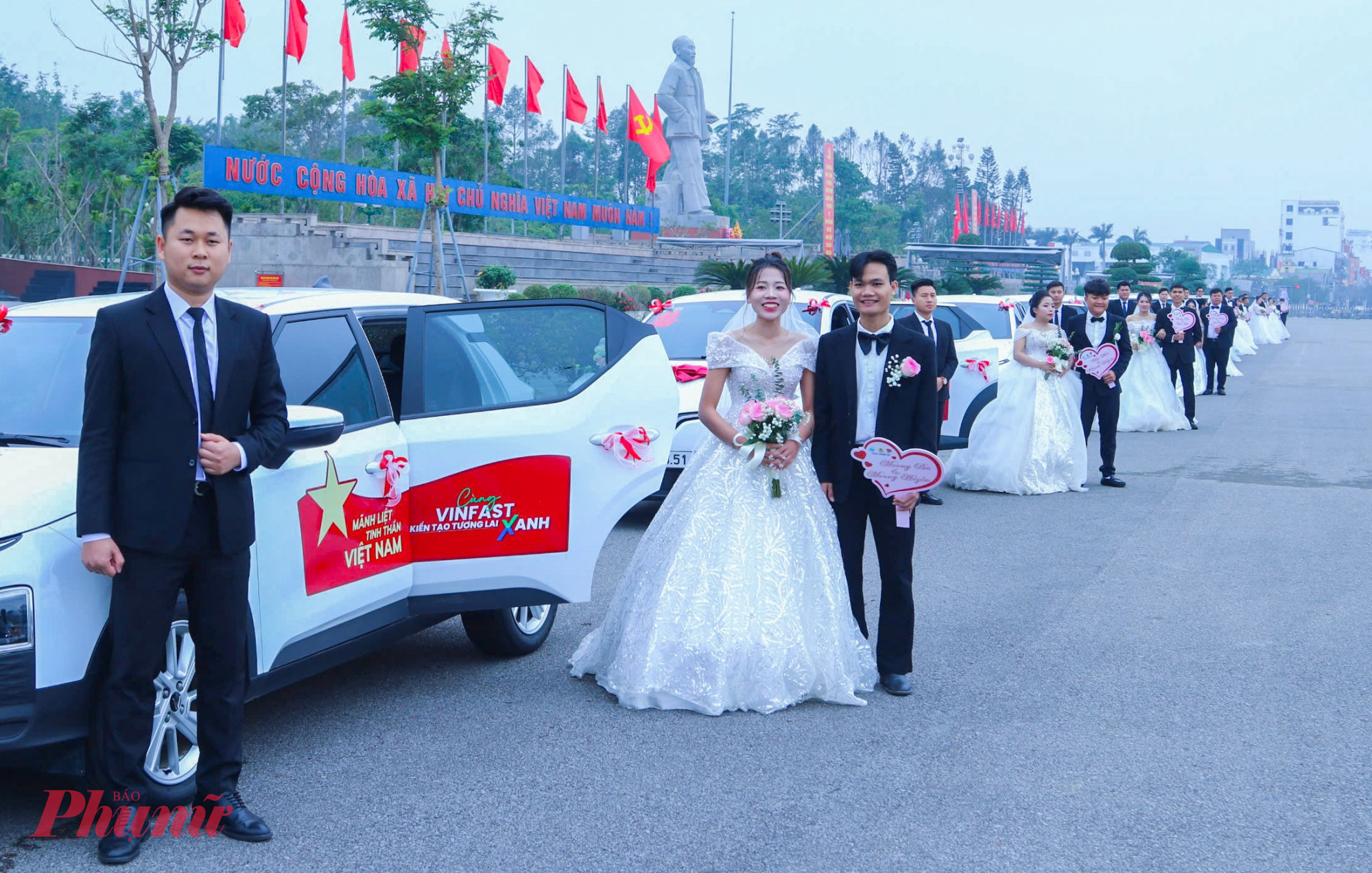 Các cặp đôi được xe đưa đón về nơi tổ chức lễ cưới sau khi dâng hương tại Quảng trường Hồ Chí Minh