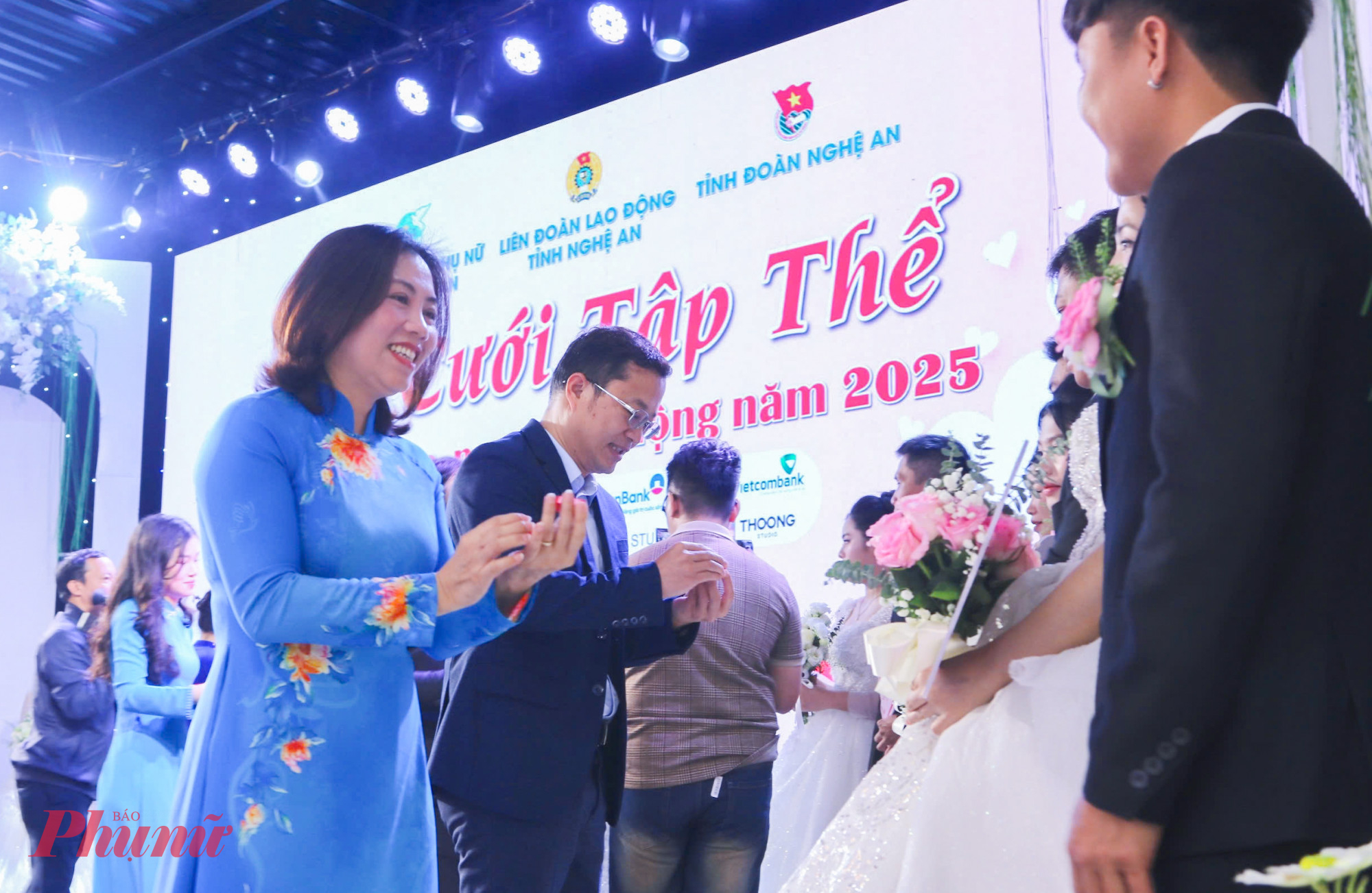 Các cặp đôi được tặng nhẫn cưới vàng trong lễ cưới 