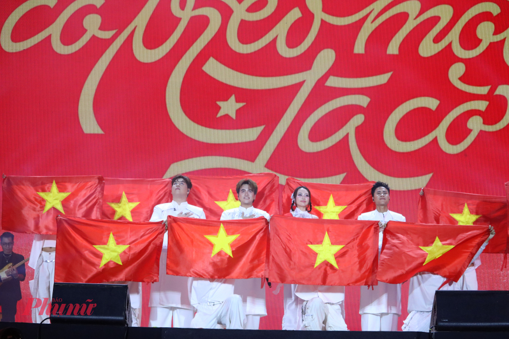 Tiết mục của Phương Mỹ Chi và DTAP trong Nhà tôi có treo một lá cờ gây xúc động cho người xem