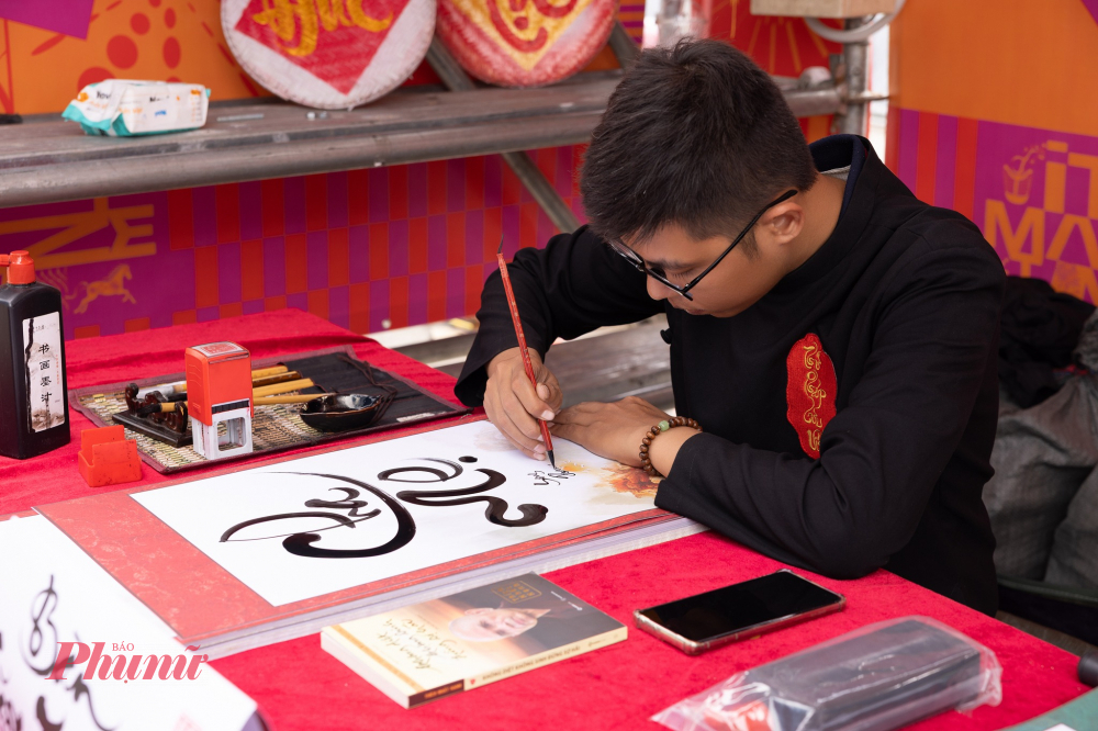 Tiệm chữ ông Đồ viết thư pháp miễn phí cho khách tham gia xuyên suốt lễ hội - Ảnh: BTC