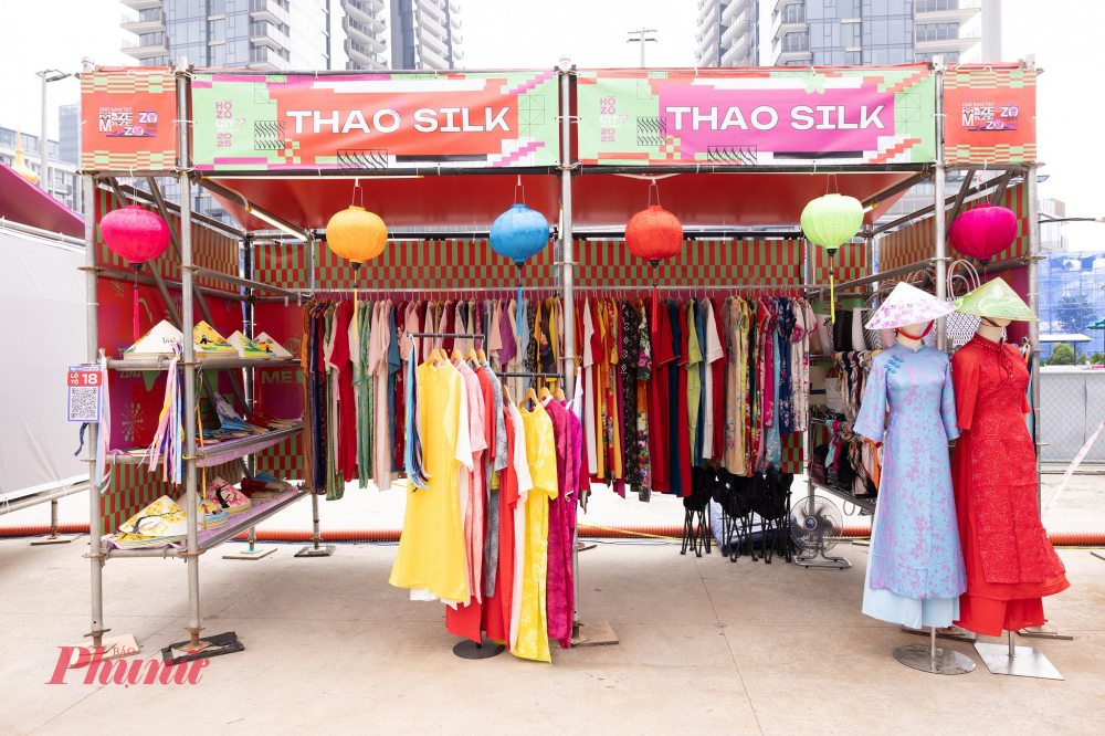 Trong khuôn khổ sự kiện, những bộ áo dài Tết rực rỡ cũng được giới thiệu và bày bán - Ảnh: BTC