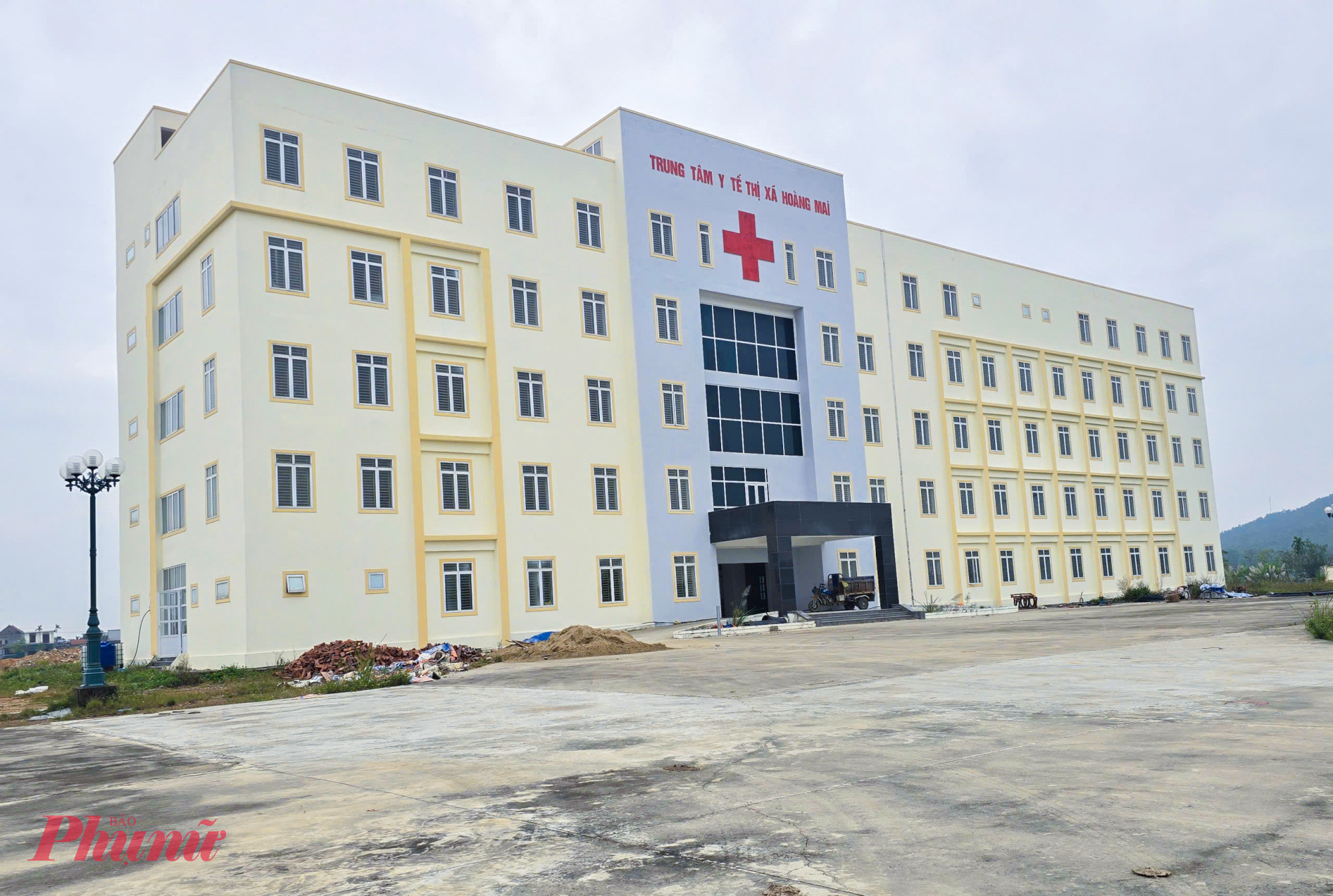 Giai đoạn 1 của dự án, Trung tâm Y tế Hoàng Mai được xây dựng tòa nhà khám chữa bệnh và điều trị 5 tầng có quy mô 100 giường bệnh. Ngoài ra, dự án còn có các hạng mục phụ trợ như: Sân nền, nhà để xe, nhà trực bảo vệ, nhà để máy phát điện và máy bơm cứu hỏa, cấp nước sinh hoạt, nhà điều hành máy bơm xử lý nước thải, bể nước, hệ thống cấp nước ngoài nhà…