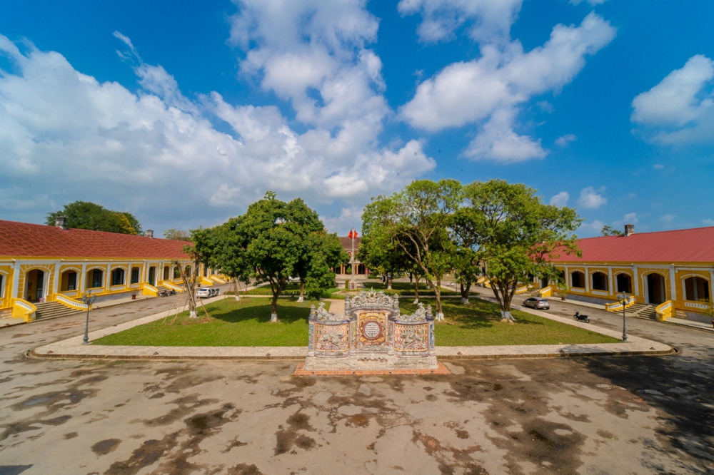 Theo tư liệu lịch sử, từ năm 1738, nơi tọa lạc của di tích Cơ Mật Viện đã được chúa Nguyễn Phúc Khoát chọn làm thủ phủ Phú Xuân và đến năm 1754 được gọi là Đô thành Phú Xuân - trung tâm văn hóa chính trị của xứ Đàng Trong. Trải qua nhiều biến động, nơi đây từng bị quân Trịnh chiếm đóng (1775 - 1786) và trở thành kinh đô của triều đại Tây Sơn (1786 - 1801).