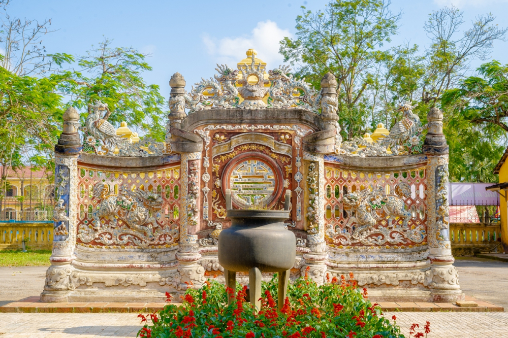 Đặc biệt bức bình phong Long Mã ở Cơ Mật Viện là một bức bình phong cổ kính, tuyệt đẹp thời triều Nguyễn, trang trí tinh xảo Tứ Linh, chữ Thọ và các biểu tượng hoàng gia, từng bị phá hủy sau 1945 nhưng đã được TTBTDTCĐ Huế phục hồi vào năm 2010, trở thành biểu tượng nghệ thuật, di sản văn hóa và điểm nhấn trong định hướng phát triển Cơ Mật Viện thành không gian sáng tạo di sản, văn hóa, nghệ thuật - Ảnh: TTBTDTCĐ Huế