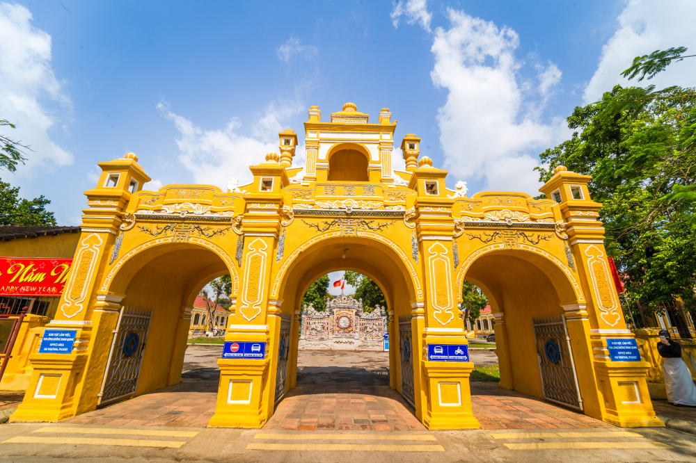 Khi vua Gia Long lên ngôi năm 1802, thủ phủ Phú Xuân bị triệt giải, khu đất này trở thành nơi ở cho các hoàng tử. Đến năm 1839, vua Minh Mạng cho xây dựng chùa Giác Hoàng - ngôi chùa từng được vua Thiệu Trị xếp vào danh sách 20 thắng cảnh đẹp nhất đất thần kinh. Tuy nhiên, sau khi thực dân Pháp chiếm quyền, chùa Giác Hoàng bị triệt giải hoàn toàn để xây dựng Cơ Mật Viện (hoàn thành năm 1903), nơi bàn thảo chính sự giữa triều đình nhà Nguyễn và chính quyền bảo hộ Pháp - Ảnh: TTBTDTCĐ Huế