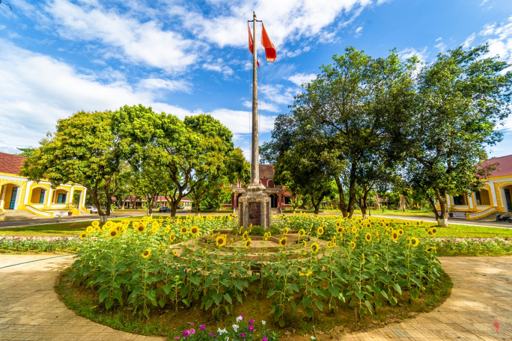 Khác với nhiều công trình cung đình truyền thống, Cơ Mật Viện mang đậm phong cách kiến trúc Tây Âu. Tòa nhà chính quy mô 2 tầng, với 3 gian 2 chái. Điểm nhấn nổi bật là tầng trên có 3 chữ 'Cơ Mật Viện' được viết theo lối chữ triện đặt trang trọng trong ô tròn ở mặt trước, cùng hệ thống 5 cửa nguyệt môn mở ra không gian thoáng đãng - Ảnh: TTBTDTCĐ Huế