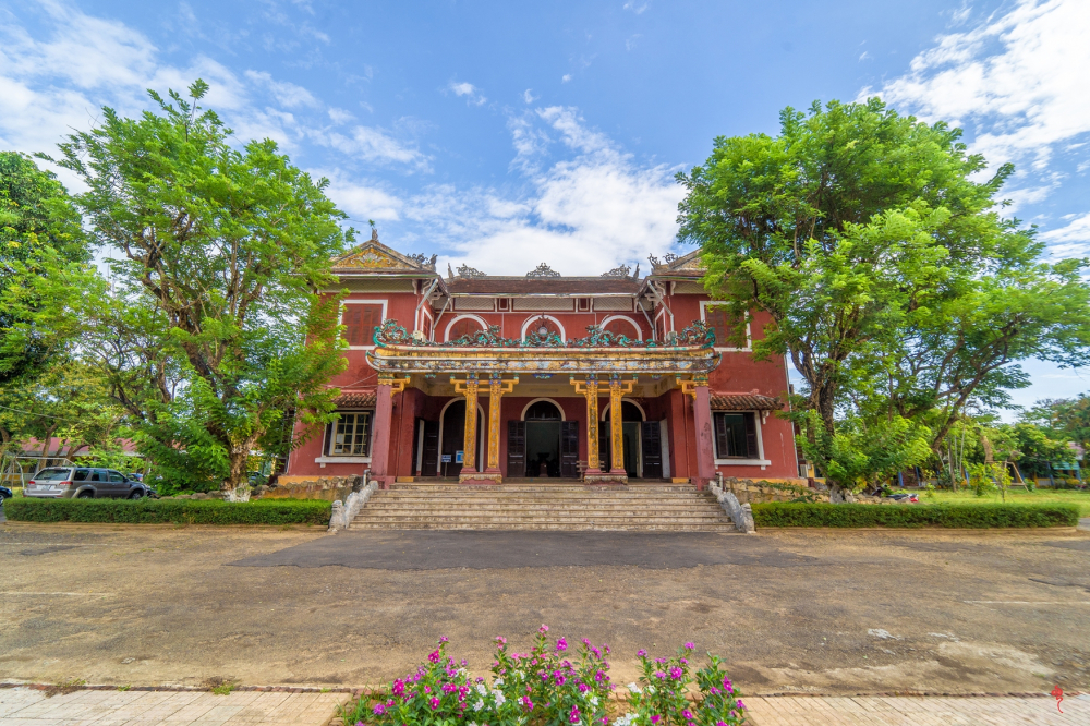 Ông Hoàng Việt Trung cho biết, sắp tới đơn vị sẽ phối hợp với các đối tác để tổ chức các chương trình, các hoạt động văn hóa, mời gọi các nghệ sĩ, họa sĩ đến trình diễn; tạo điều kiện để sinh viên các trường âm nhạc, nghệ thuật đến trình diễn, vừa phục vụ du khách nhưng cũng huy động nguồn xã hội hóa để “nuôi dưỡng” nghệ thuật theo hướng bền vững. “Kết hợp với không gian của Bảo tàng Cổ vật Cung đình Huế trong tương lai, di tích Quốc Tử Giám triều Nguyễn sau khi trùng tu và Cơ Mật Viện sẽ tạo thành trục không gian văn hóa đặc sắc, góp phần tôn vinh và lan tỏa di sản Huế. Chúng tôi kỳ vọng không gian này sẽ là điểm đến hấp dẫn, góp phần quan trọng cho phát triển đô thị di sản trong tương lai” - ông Trung chia sẻ.