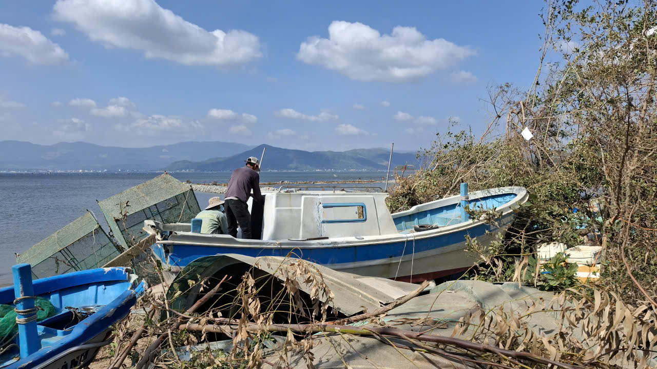 Sửa chữa ghe thuyền để vận chuyển thức ăn tươi sống cho tôm hùm bán trên các xe tải đông lạnh từ bờ ra bè.