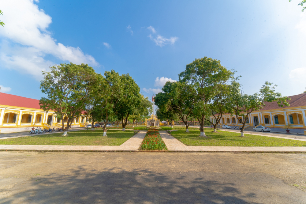 Theo nhà nghiên cứu Nguyễn Xuân Hoa, Cơ Mật Viện là nơi tập trung các vị đại thần quan trọng nhất của triều đình cùng với nhà vua bàn và định hướng những việc hệ trọng nhất của quốc gia. Dưới triều Nguyễn, dưới vua không có tể tướng, vua phải trực tiếp điều hành công việc và bên dưới có sáu Bộ. Cơ Mật Viện chính là đơn vị trung gian giữa vua và sáu Bộ.