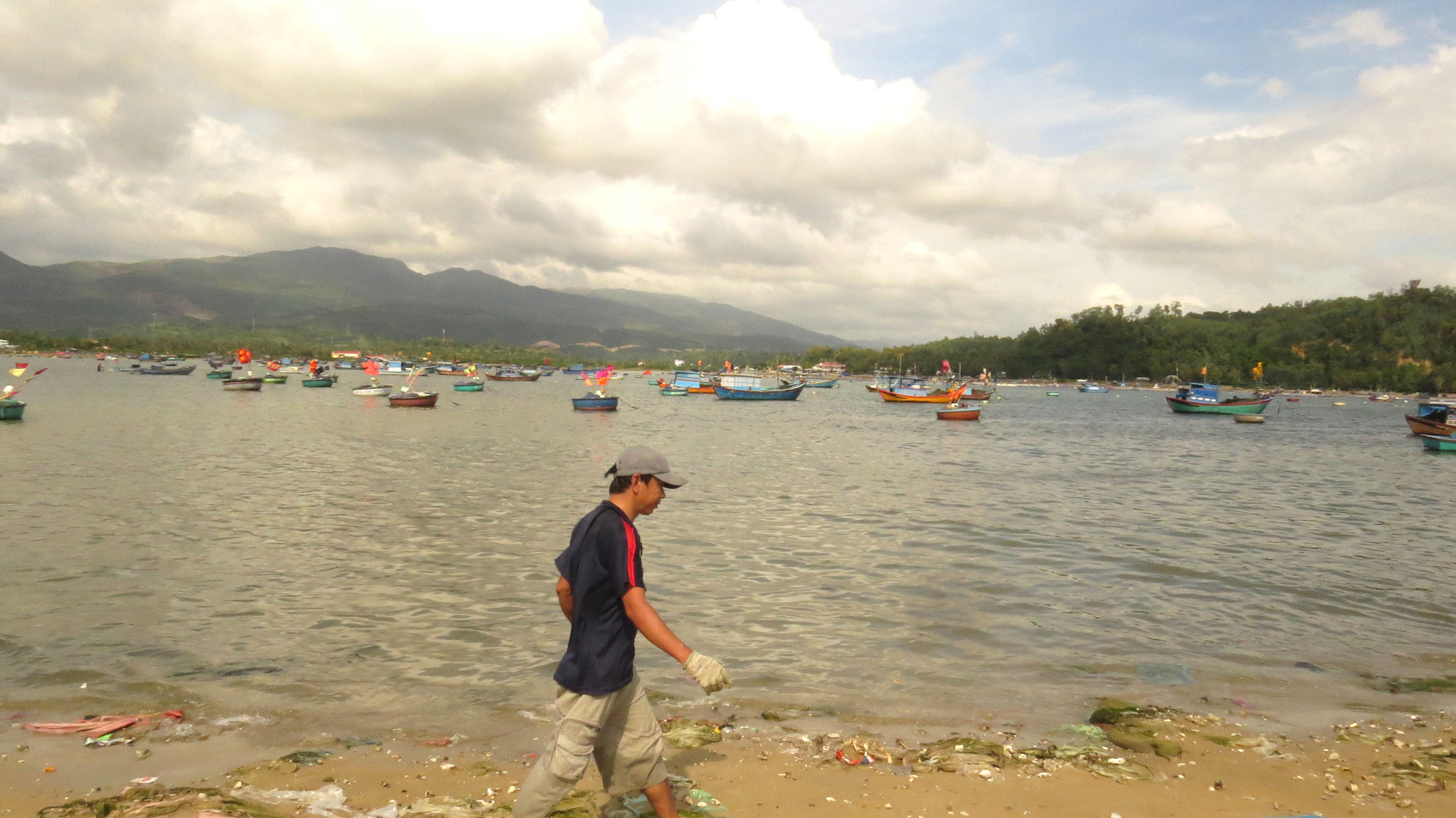 Thống kê của Sở Nông nghiệp và Môi trường tỉnh Đắk Lắk, bão số 13 và trận lũ lịch sử tháng 11 đã gây thiệt hại nghiêm trọng cho vùng nuôi trồng thủy sản trọng điểm của tỉnh. Riêng khu vực Sông Cầu (Phú Yên cũ), khoảng 100.000 lồng nuôi của hơn 1.500 hộ dân bị hư hại, tổng thiệt hại ước gần 1.900 tỉ đồng. Ngành chức năng của sở hướng dẫn người dân các biện pháp khôi phục sản xuất giúp người nuôi sớm ổn định cuộc sống sau thiên tai.