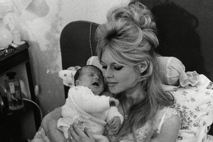 Brigitte Bardot bồng con trai Nicolas Jacques Charrier tại căn hộ ở Paris năm 1960