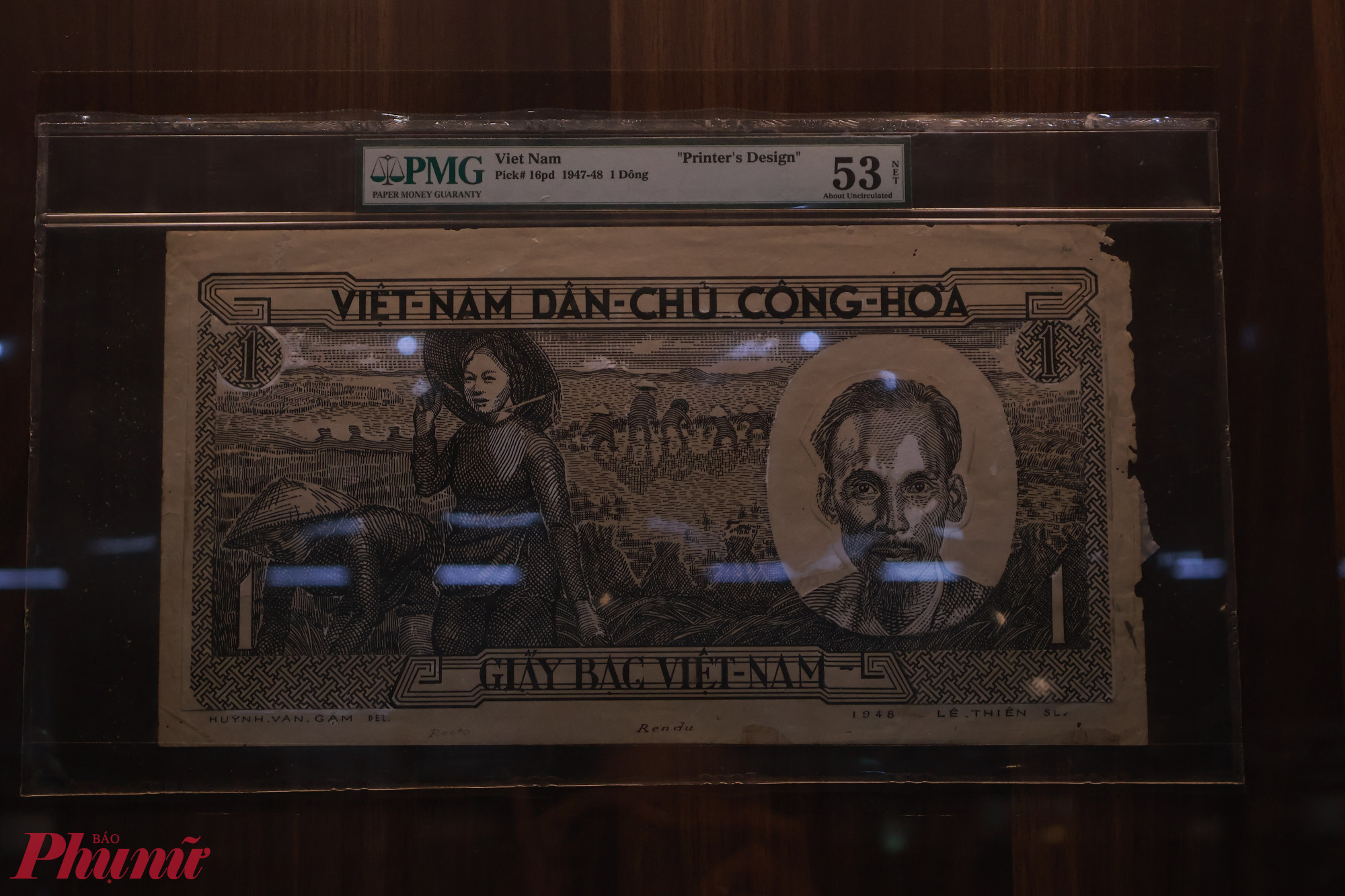 Triển lãm không chỉ trưng bày tiền tệ mà còn kể câu chuyện hơn một thế kỷ lịch sử dân tộc. Những hình ảnh, giai đoạn gắn liền với con người và thời cuộc được thể hiện trên từng tờ tiền.