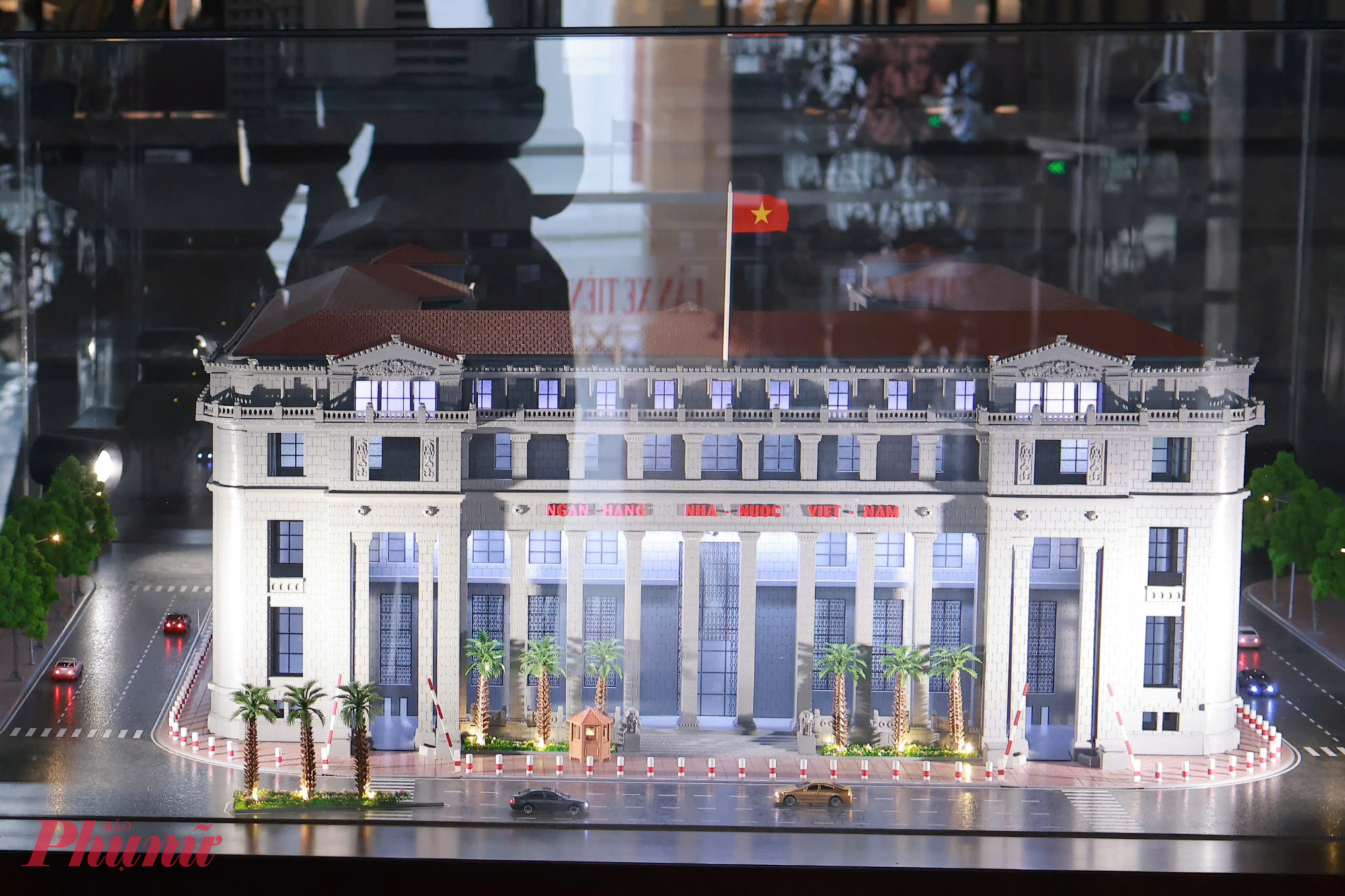 Mô hình trụ sở Ngân hàng Nhà nước Việt Nam - Chi nhánh Khu vực 2 được được đặt ngay trung tâm không gian triển lãm.