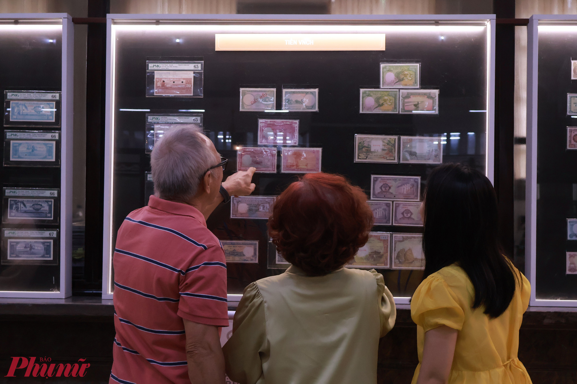 Những tờ tiền cổ quý hiếm thu hút sự quan tâm đặc biệt của khách tham quan.