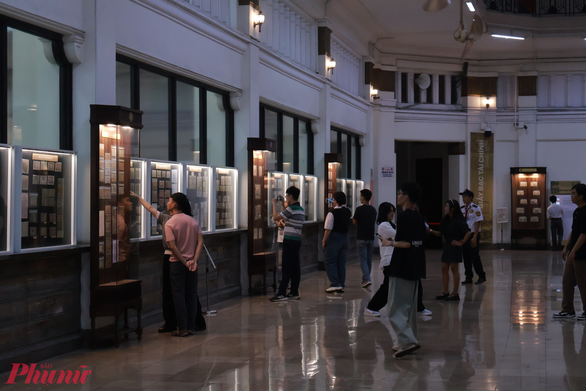 Không gian triển lãm “ Đồng tiền Việt Nam - Hành trình theo dòng chảy lịch sử dân tộc” thu hút đông đảo công chúng.