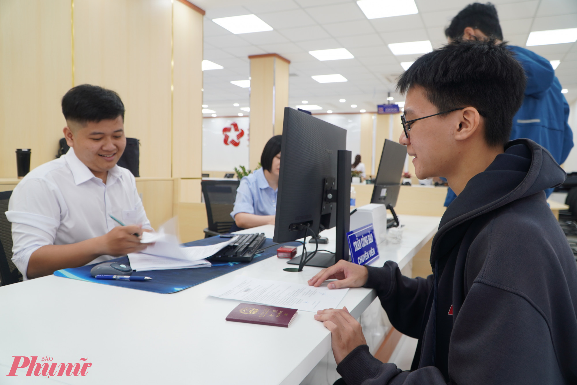 Người dân trao đổi, được giải đáp thắc mắc ngay tại quầy tiếp nhận hồ sơ của Trung tâm Phục vụ Hành chính công TP.HCM.