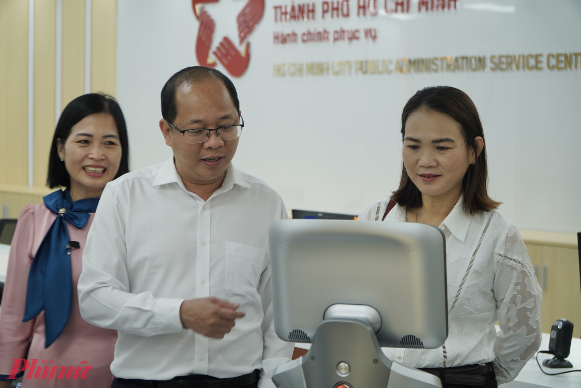 Ông Dương Hồng Thắng, Chánh Văn phòng UBND TP.HCM, cùng lãnh đạo các sở, ban, ngành TP.HCM trải nghiệm robot hướng dẫn làm thủ tục hành chính tại Trung tâm vào sáng 27/12.