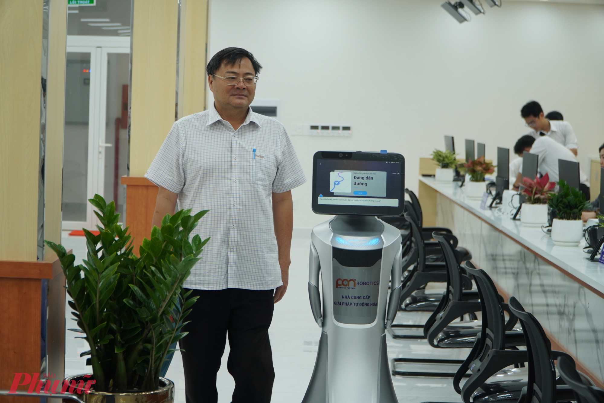 Tại Trung tâm Phục vụ Hành chính công TP.HCM, robot lễ tân được đưa vào sử dụng nhằm hỗ trợ, hướng dẫn người dân thực hiện thủ tục hành chính - Ảnh: Thanh Tâm