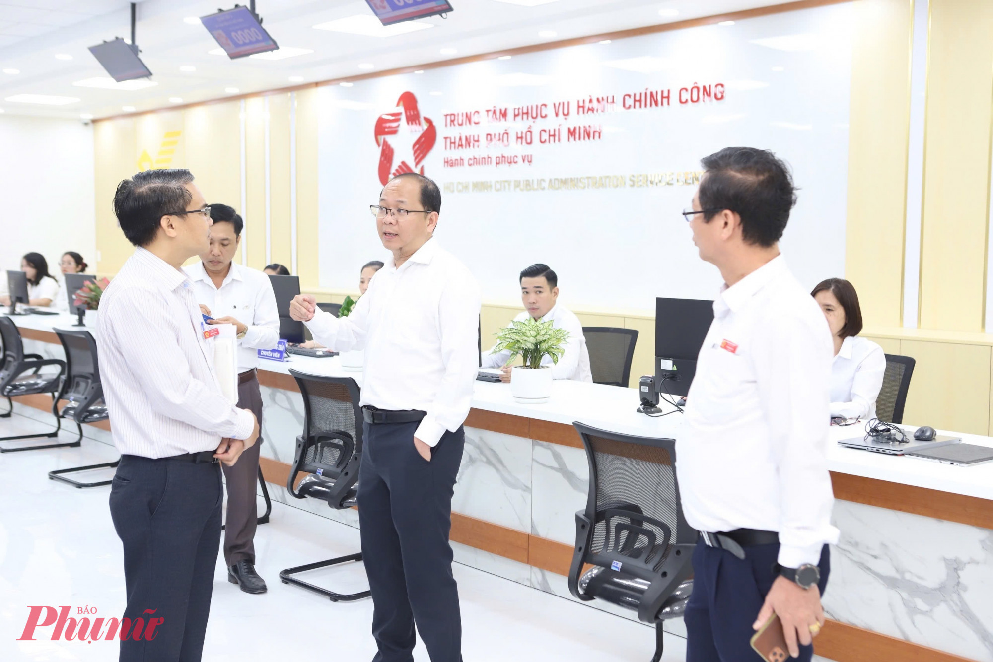 7/ Ông Dương Hồng Thắng, Chánh Văn phòng UBND TP.HCM, kiểm tra công tác chuẩn bị vận hành trước thời điểm đón tiếp công dân đầu tiên tại Trung tâm - Ảnh: Thanh Tâm