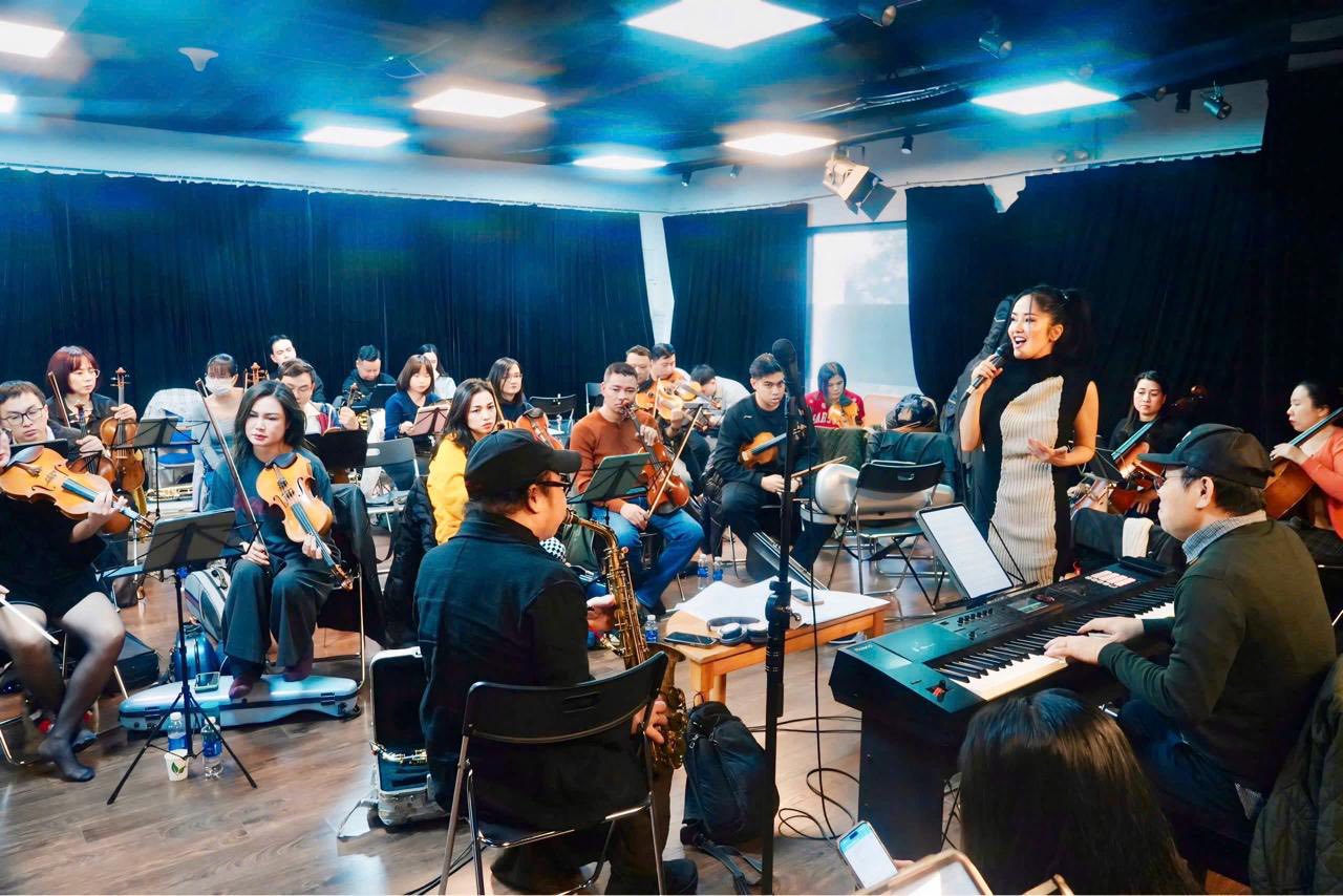 Hồng Nhung chia sẻ hình ảnh tập luyện cùng nhạc sĩ Trần Mạnh Tuấn, dàn nhạc