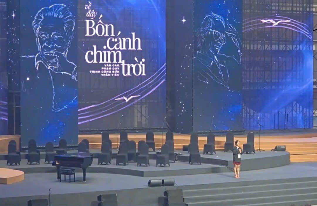 Chú thích ảnh: Đại diện BTC thông báo huỷ show Về đây bốn cánh chim trời vào tối 28/12 tại Hà Nội (Ảnh: Tuệ Minh)