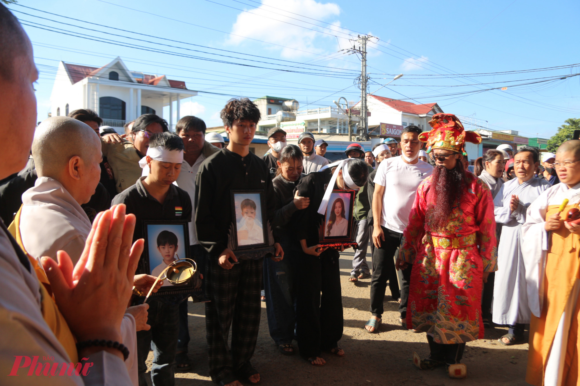 Gia đình đưa di ảnh các nạn nhân về trước căn nhà bị cháy để chào tạm biệt 