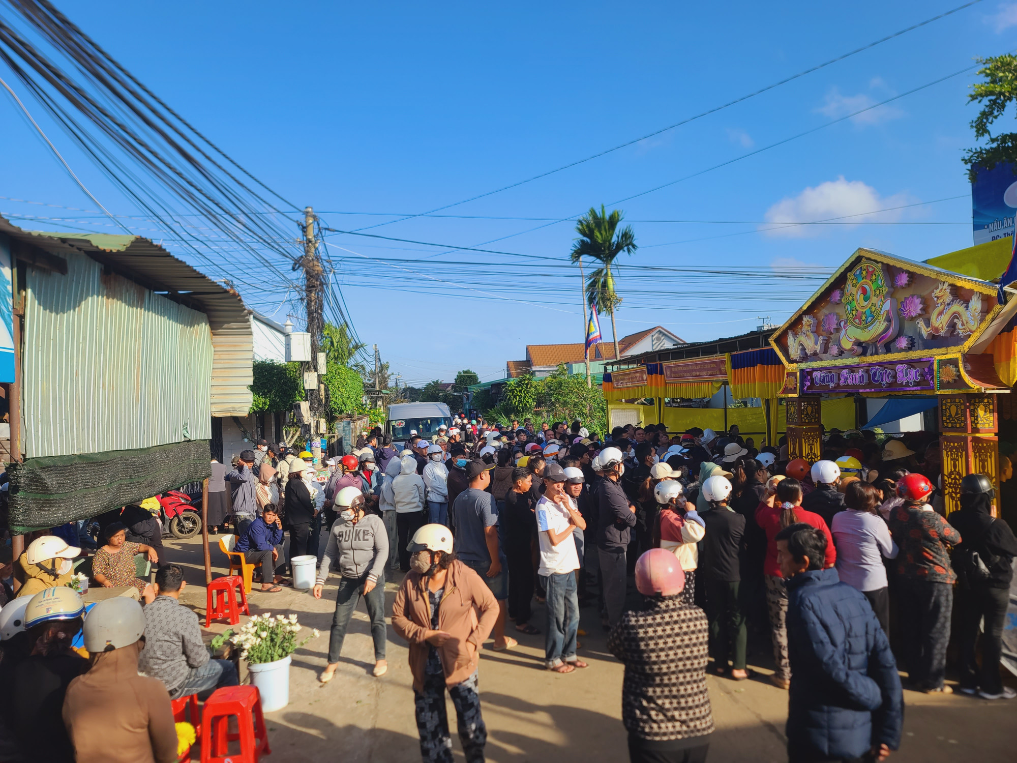 Dòng người đông nghẹt trước giờ phút đưa tiễn các nạn nhân