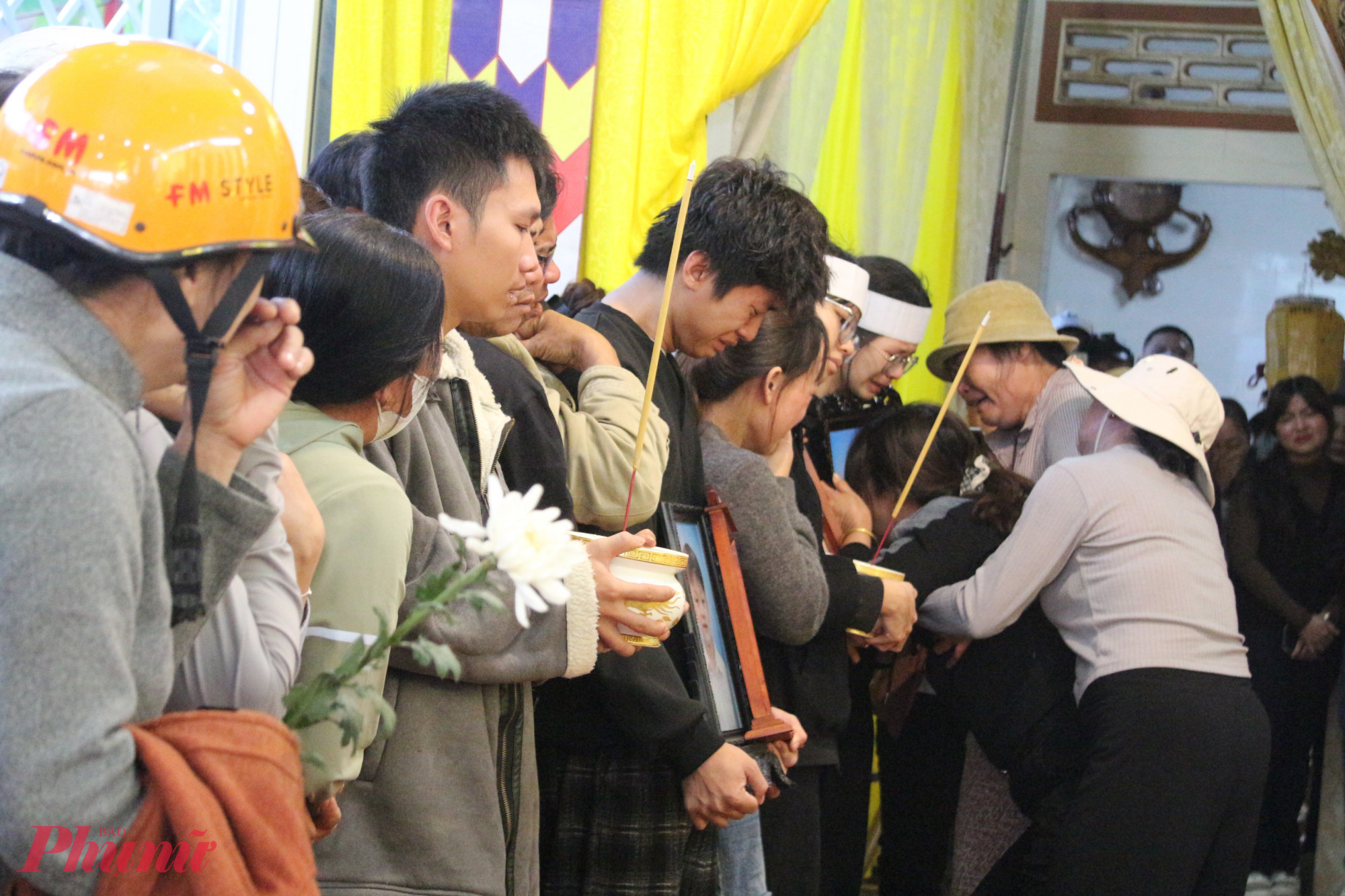 Mẹ chị N. không cầm được nỗi đau, chạy tới ôm hôn di ảnh con lần cuối, liên tục gọi tên con trong vô vọng