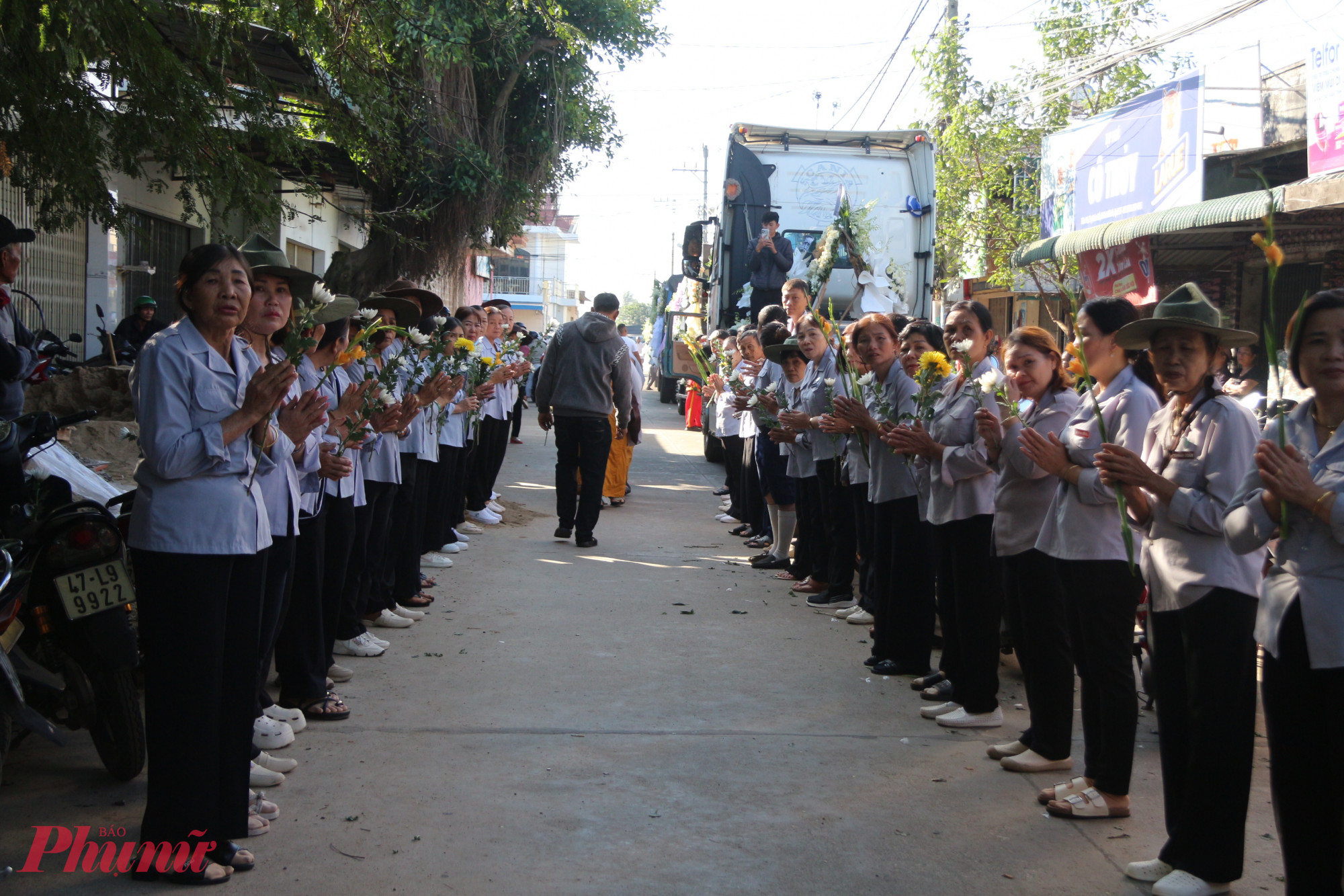 Những cái chắp tay cầu nguyện cho các nạn nhân được an nghỉ nơi chín suối