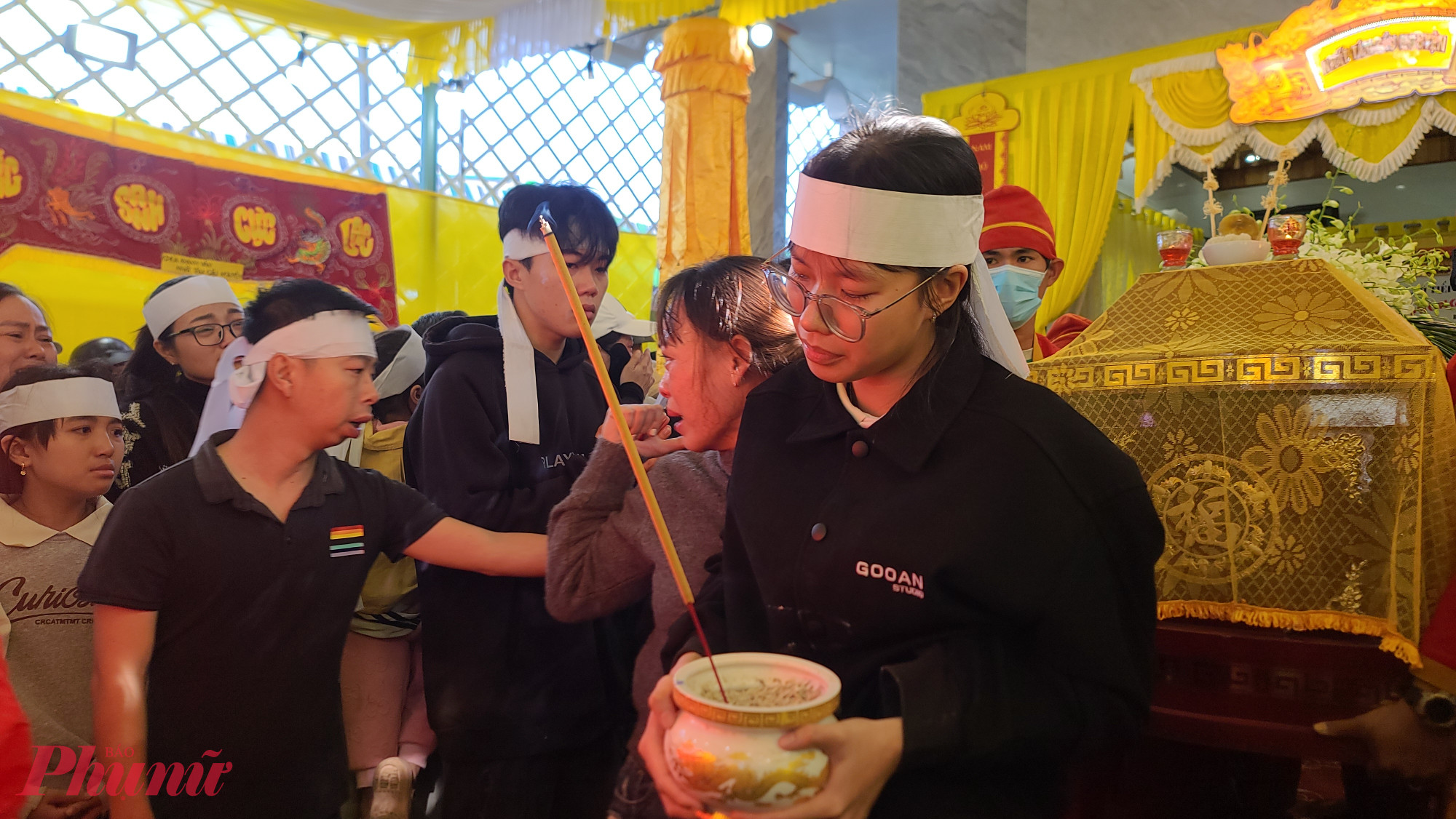 4 chiếc quan tài lần lượt rời khỏi căn nhà