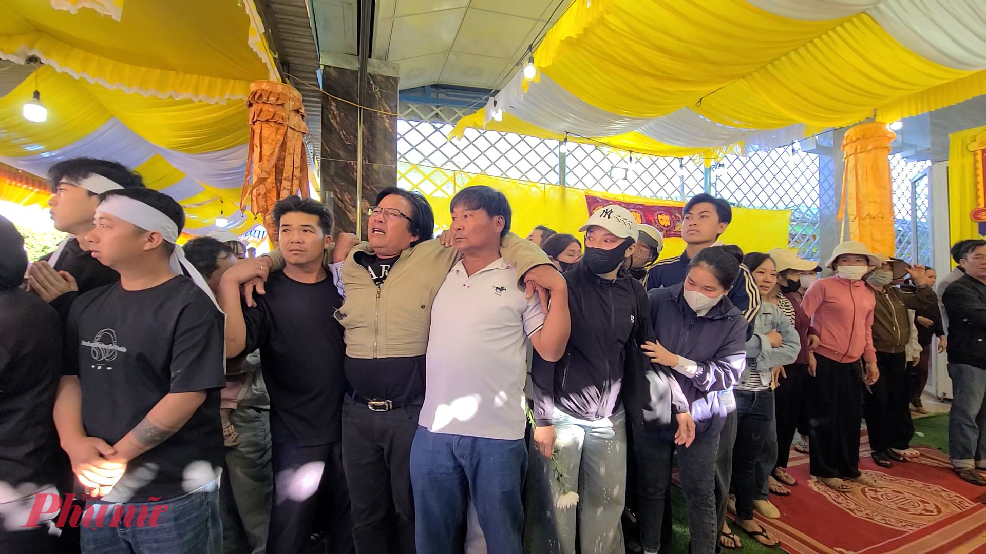 Người thân các nạn nhân không đứng vững trên đôi chân của mình