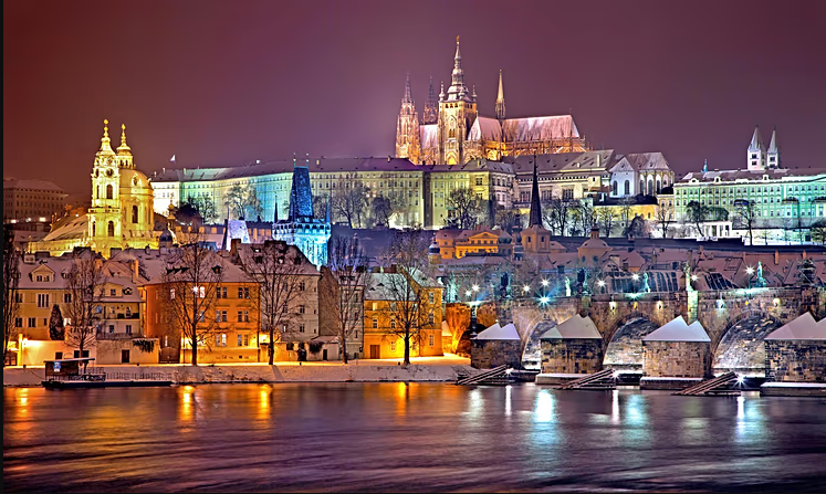 Khu vực Lâu đài ở Prague lung linh về đêm - Ảnh: Julius Silver/Pexels