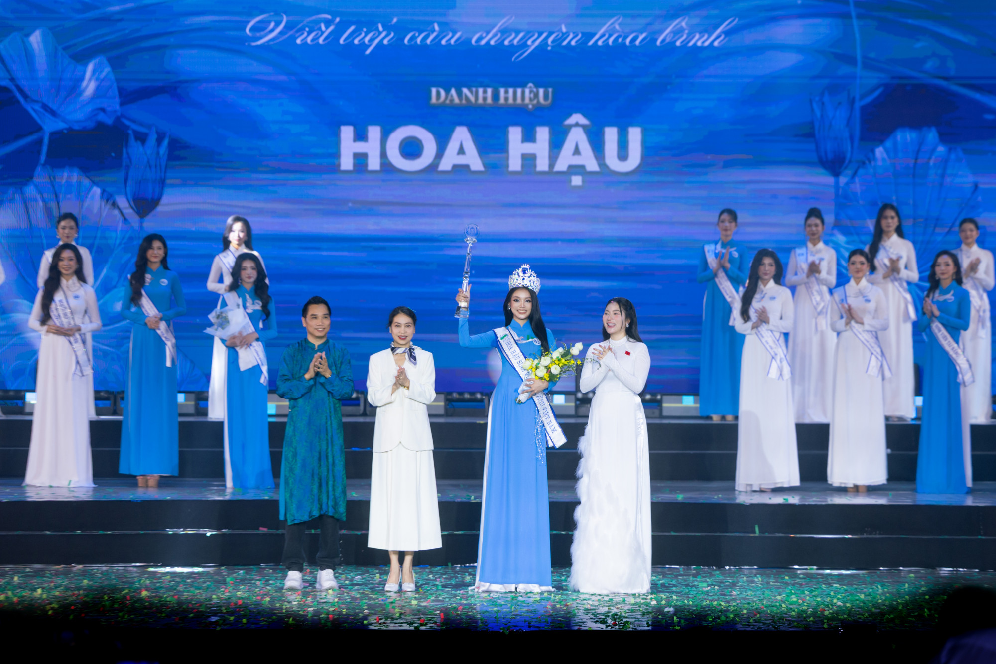 Khoảnh khắc đăng quang của nữ sinh quê Phú Thọ