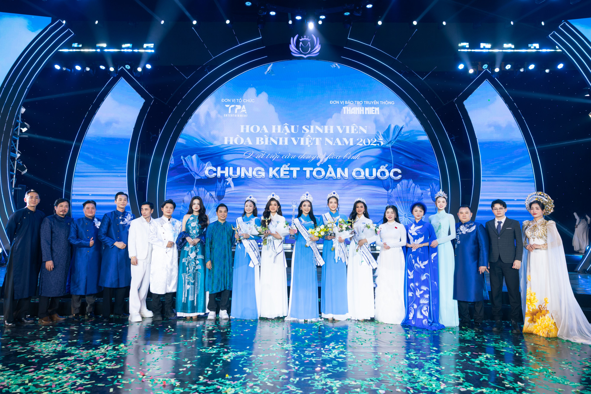 Top 5 chung cuộc chụp ảnh lưu niệm cùng BTC