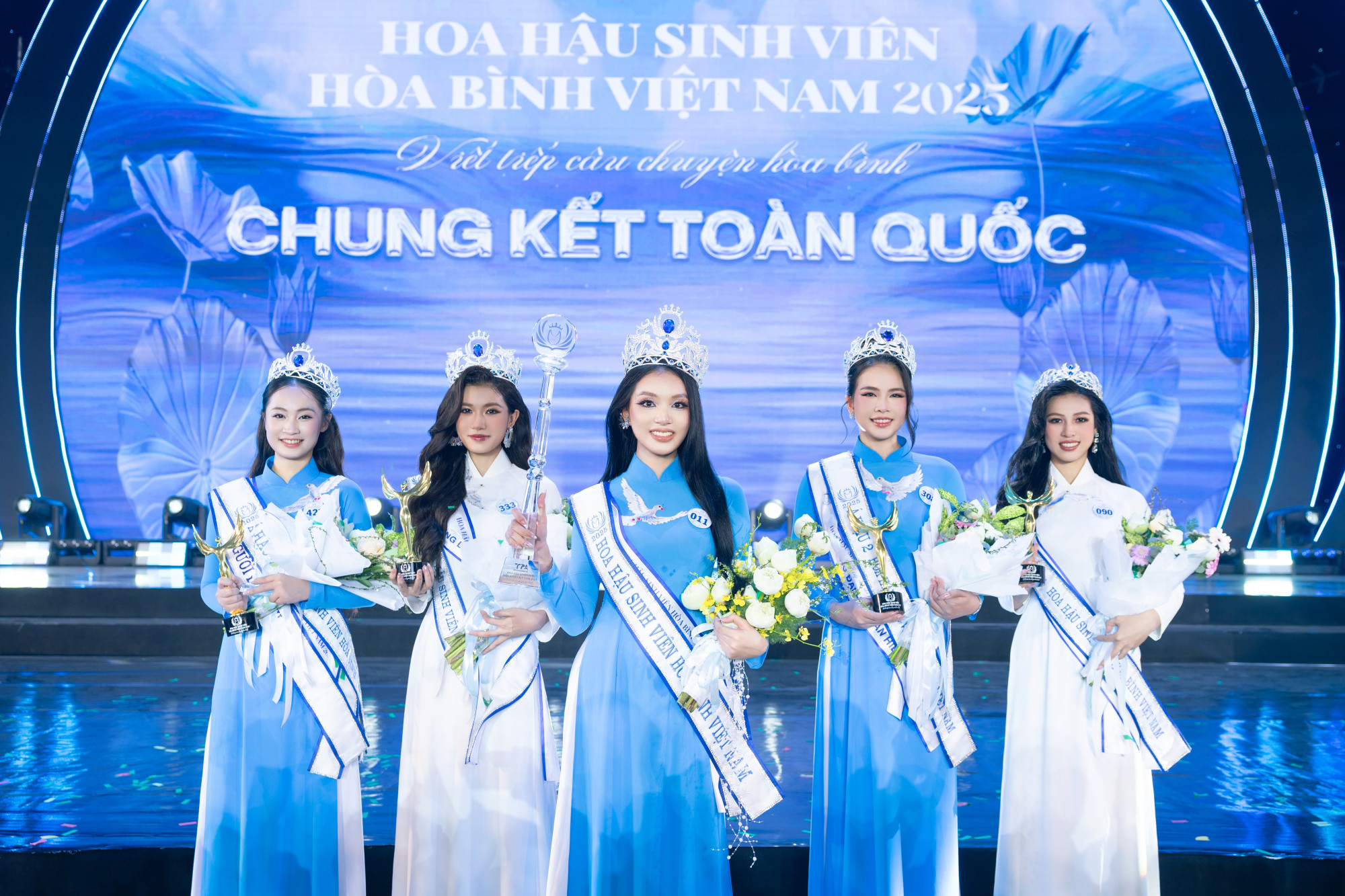 (Từ trái sang phải) Á hậu 3 Mai Ngọc Anh Thư - Á hậu 1 Nguyễn Ngọc Anh - Hoa hậu Nguyễn Phương Thanh - Á hậu 2 Nguyễn Kim Châu - Á hậu 4 Trần Thu Huyền