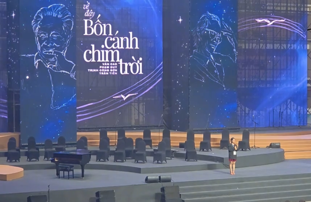 'Về đây bốn cánh chim trời' nợ những người yêu Văn Cao, Trịnh Công Sơn, Phạm Duy, Trần Tiến Đại diện đơn vị tổ chức thông báo huỷ show Về đây bốn cánh chim trời vào tối 28/12 tại Hà Nội (Ảnh: Tuệ Minh)