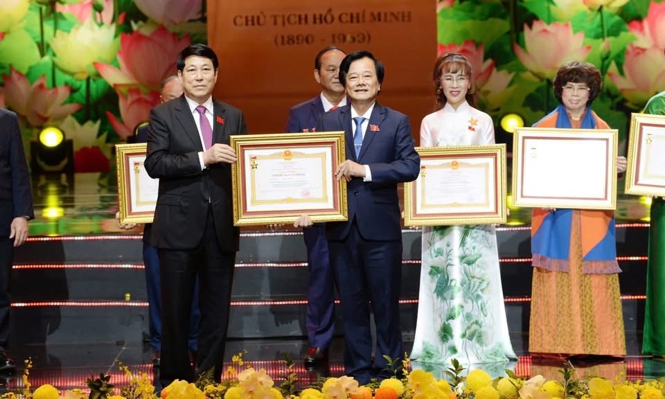 Chủ tịch nước Lương Cường tặng danh hiệu Anh hùng Lao động cho GS.TS.TTND Tạ Văn Trầm