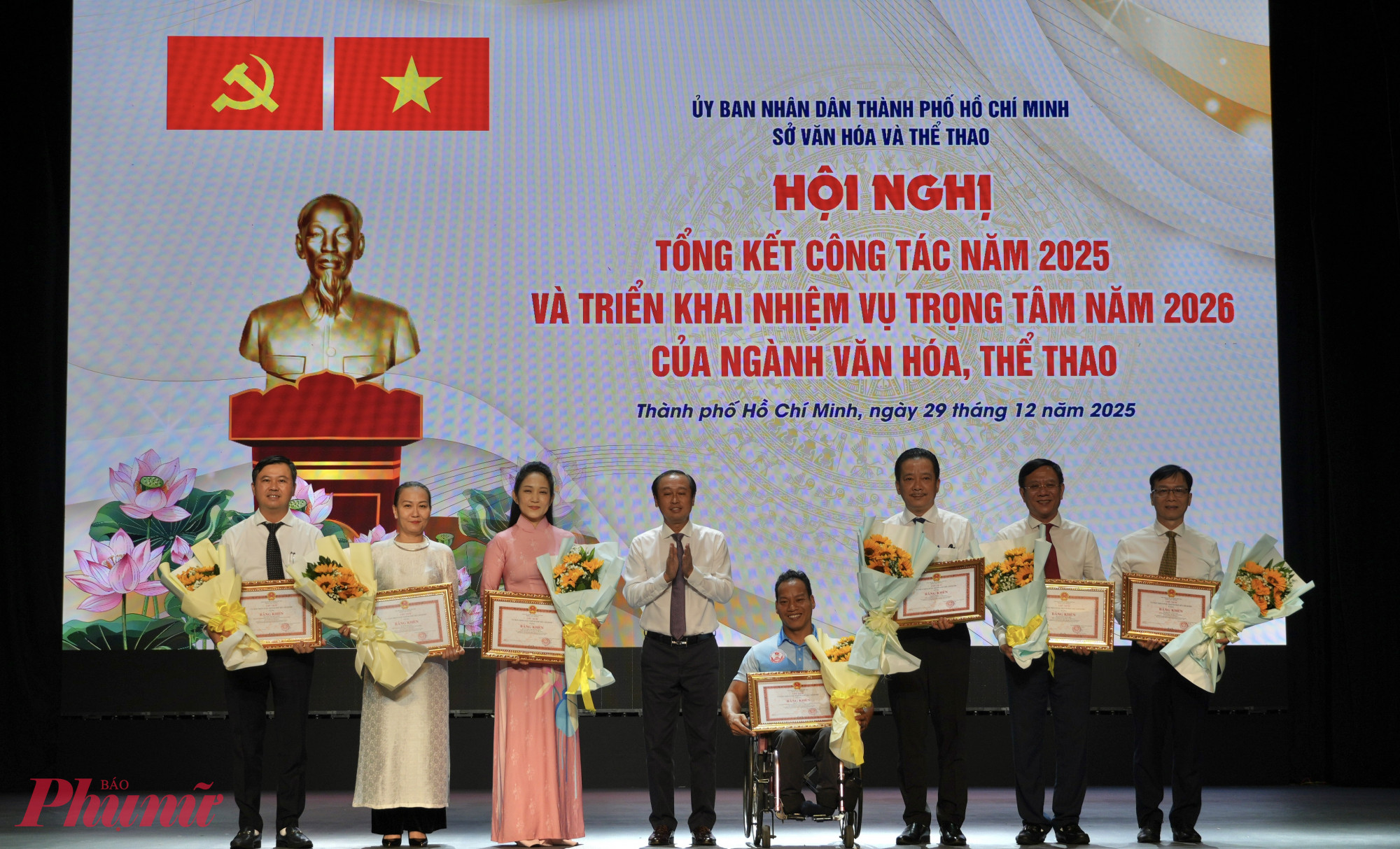  UBND TPHCM trao bằng khen cho các cá nhân có nhiều đóng góp cho Văn hóa và Thể thao TP.HCM.
