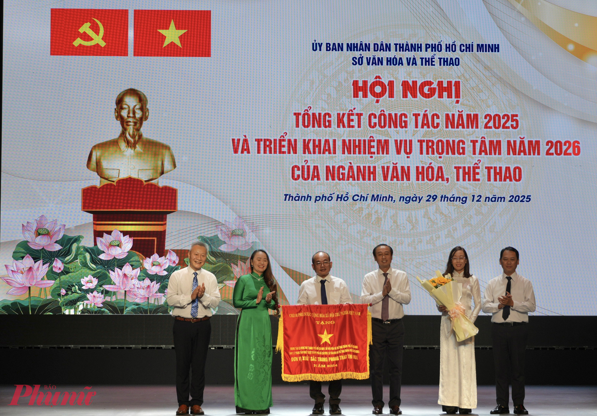 Trao cờ thi đua của Chính phủ cho Trung tâm Nghệ thuật TPHCM - Ảnh: Thanh Tâm