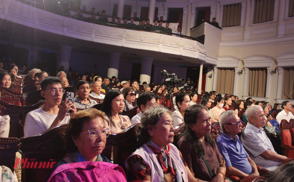 Đông đảo người yêu thơ nhạc