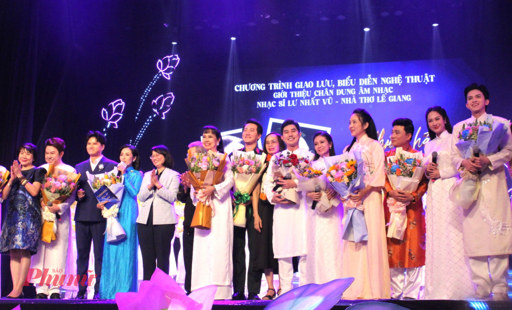 Lãnh đạo TPHCM chúc mừng các nghệ sĩ tham gia đêm diễn.