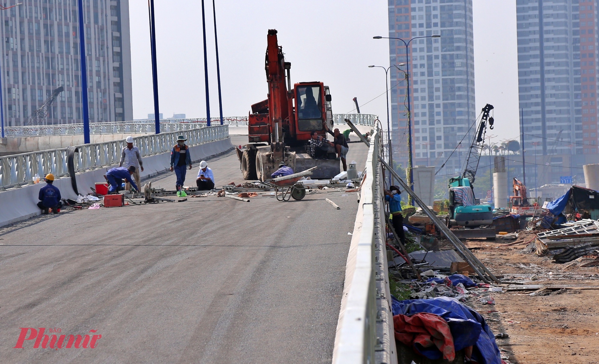 Trên cầu và dưới cầu đều được công nhân kiểm tra lại